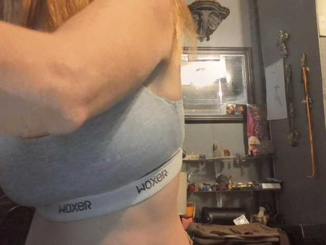 Pizzedwife live cam on BongaCams