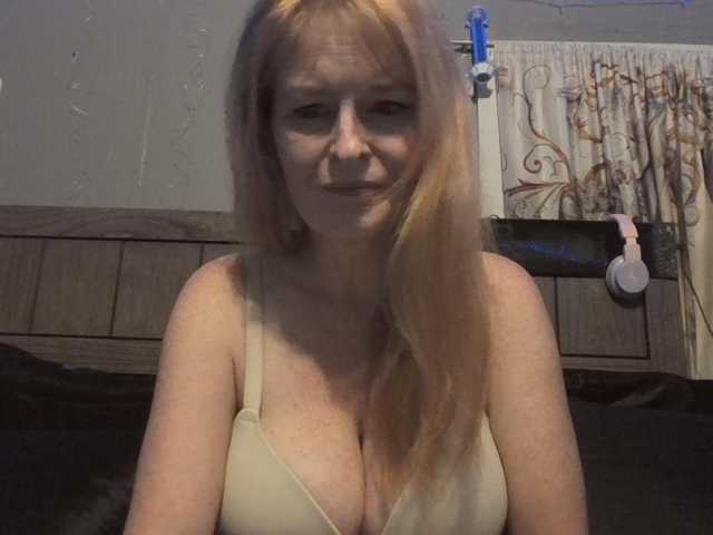 le modèle BeautyQueenMa est en webcam porno dans un show sur le site bongacams, il possède les tags suivants: White/Caucasian,Blonde,Shaved