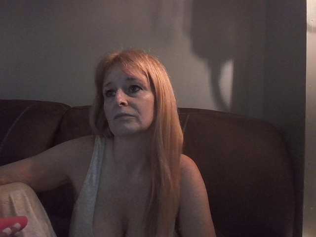 Pizzedwife live cam on BongaCams