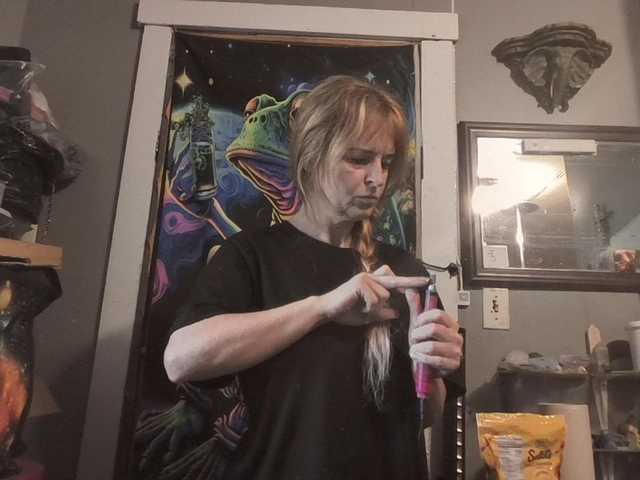Pizzedwife live cam on BongaCams