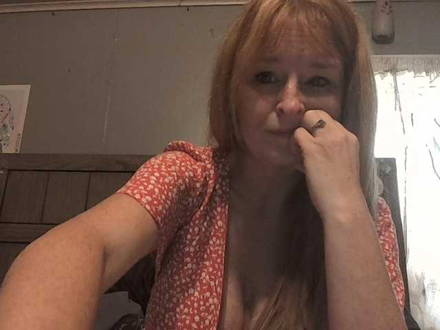 Pizzedwife live cam on BongaCams