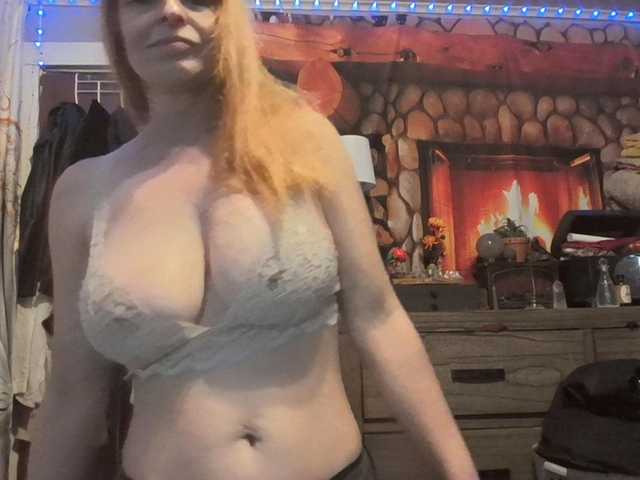 Pizzedwife Live Cam on BongaCams