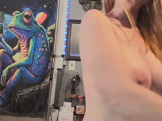 Pizzedwife live cam on BongaCams