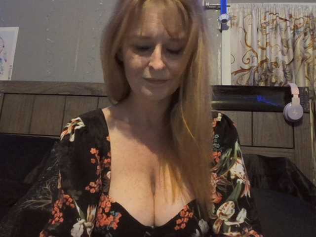 Pizzedwife live cam on BongaCams