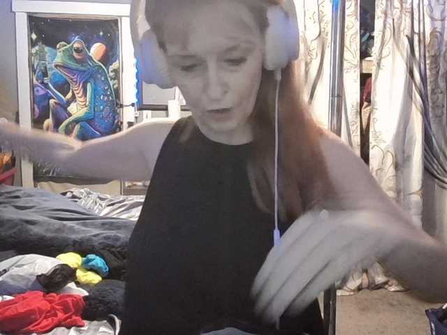 Pizzedwife live cam on BongaCams