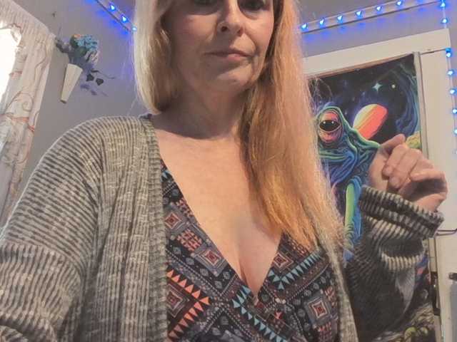 Pizzedwife live cam on BongaCams