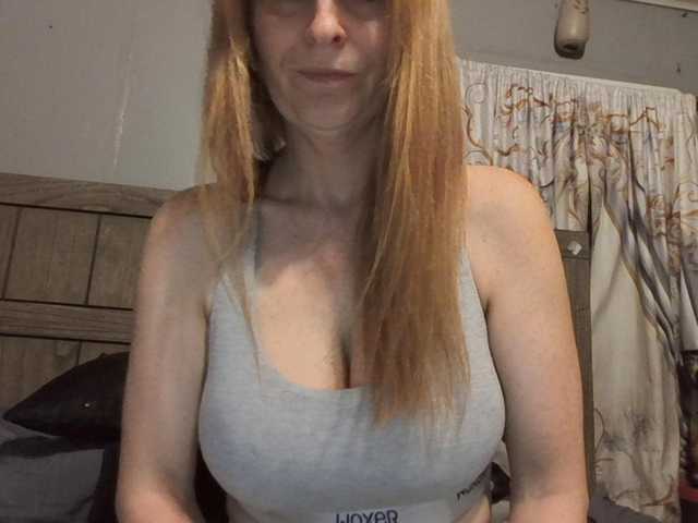 Pizzedwife's BongaCams show and profile