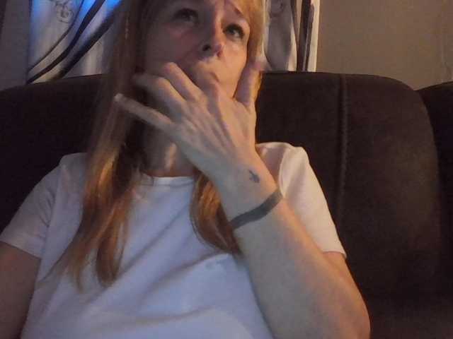 Pizzedwife, live now on BongaCams