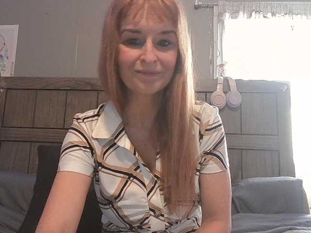 Pizzedwife's BongaCams show and profile