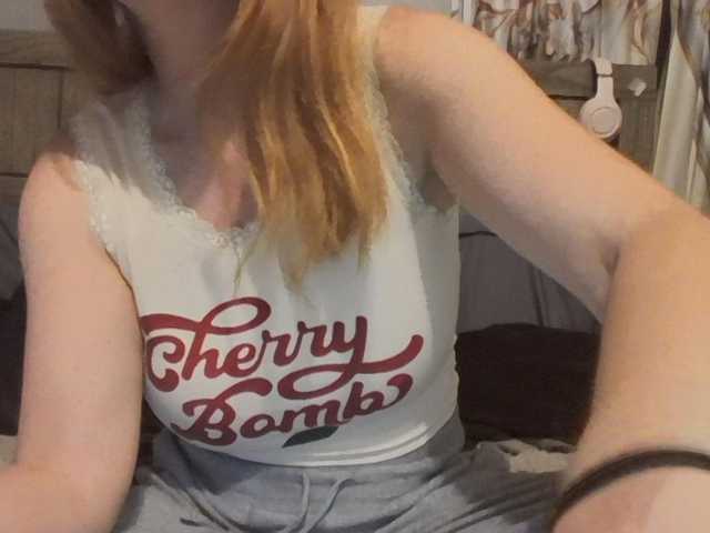 Pizzedwife live cam on BongaCams