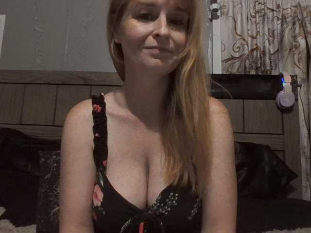 Pizzedwife live cam on BongaCams