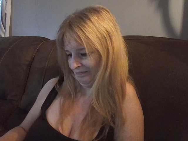 Pizzedwife live cam on BongaCams