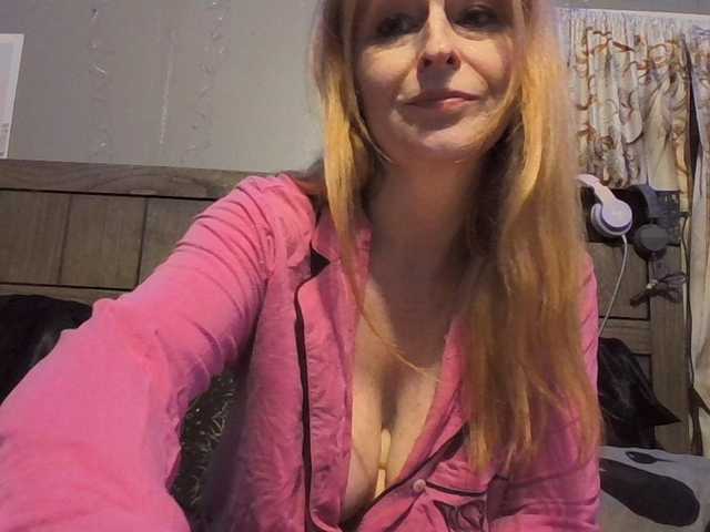 Pizzedwife live cam on BongaCams