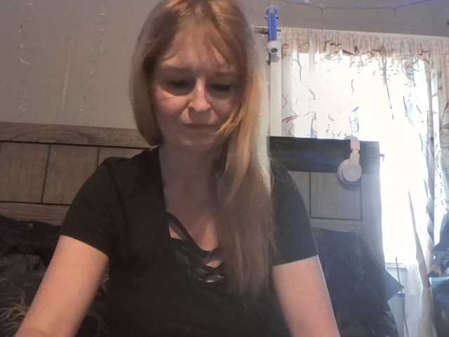 Pizzedwife live cam on BongaCams