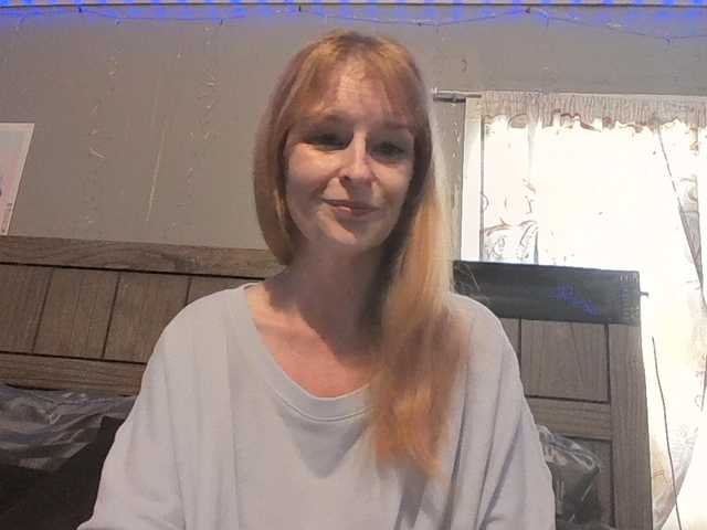 Pizzedwife live cam on BongaCams