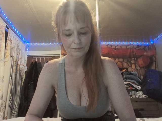 Pizzedwife's BongaCams show and profile