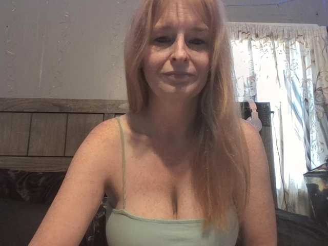 Pizzedwife live cam on BongaCams