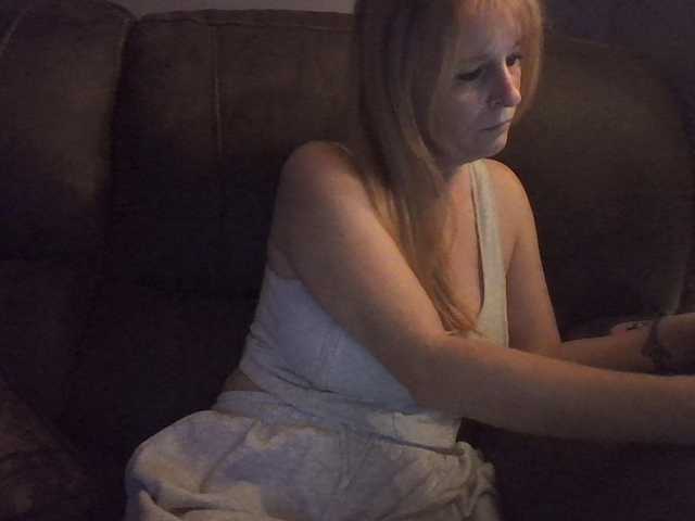Pizzedwife live cam on BongaCams