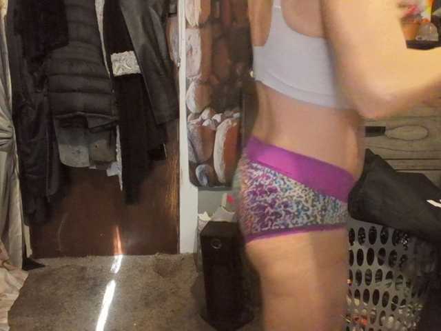 Pizzedwife's BongaCams show and profile