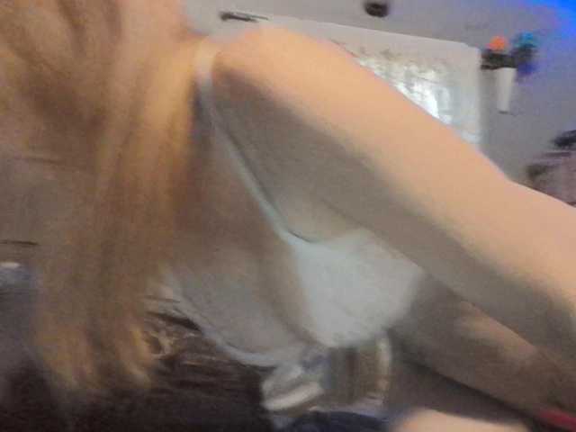 Pizzedwife live cam on BongaCams