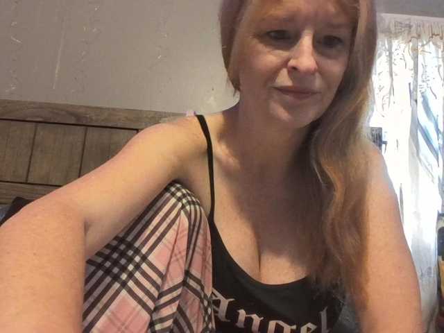 Pizzedwife live cam on BongaCams