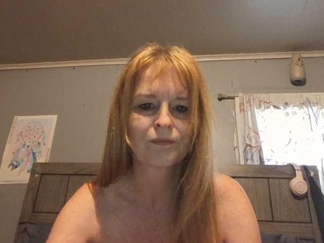 Pizzedwife live cam on BongaCams