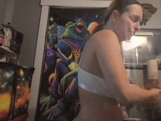 Pizzedwife live cam on BongaCams