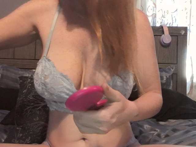 Pizzedwife live cam on BongaCams