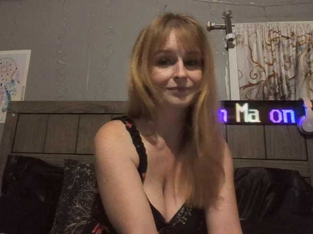 Pizzedwife live cam on BongaCams