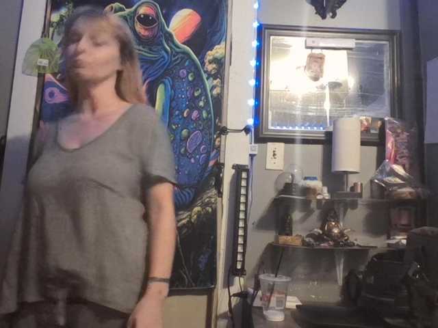 Pizzedwife live cam on BongaCams