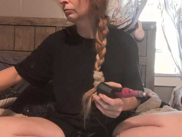 Pizzedwife live cam on BongaCams