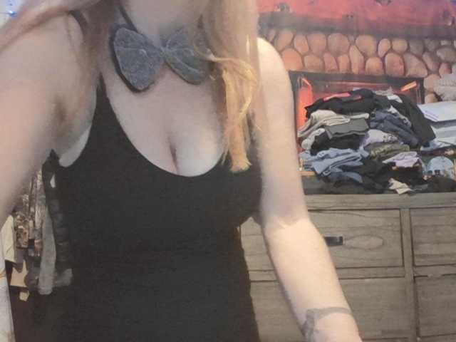 Pizzedwife live cam on BongaCams