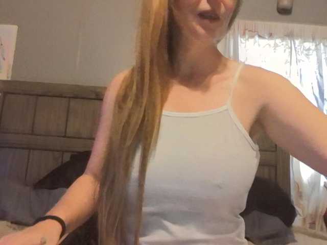 Pizzedwife live cam on BongaCams