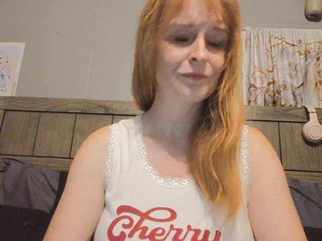 Pizzedwife live cam on BongaCams