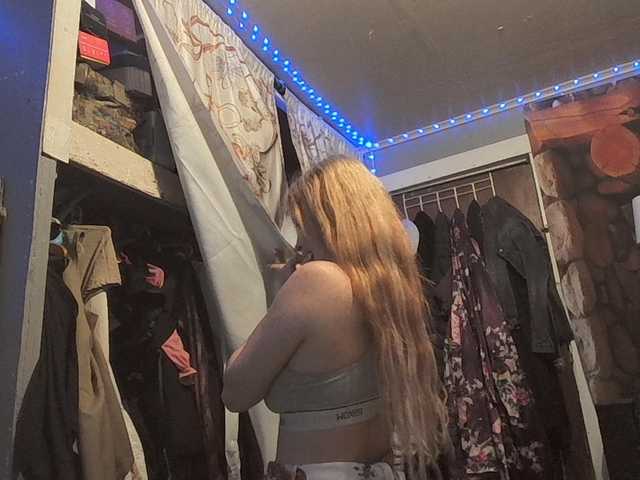Pizzedwife live cam on BongaCams