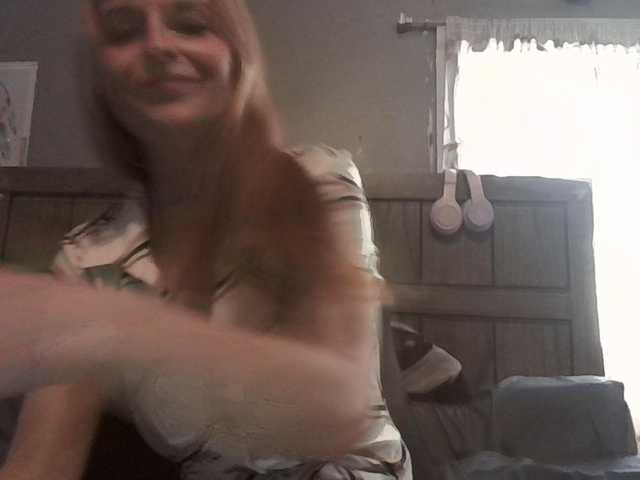 Pizzedwife's BongaCams show and profile