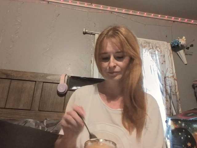 Pizzedwife live cam on BongaCams