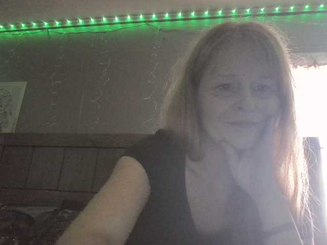 Pizzedwife live cam on BongaCams