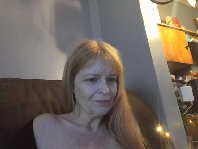 Pizzedwife live cam on BongaCams