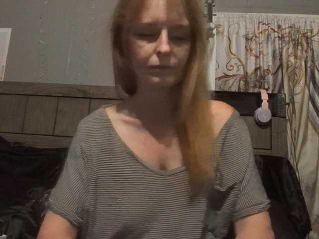 Pizzedwife live cam on BongaCams