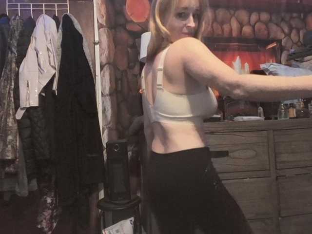 Pizzedwife live cam on BongaCams
