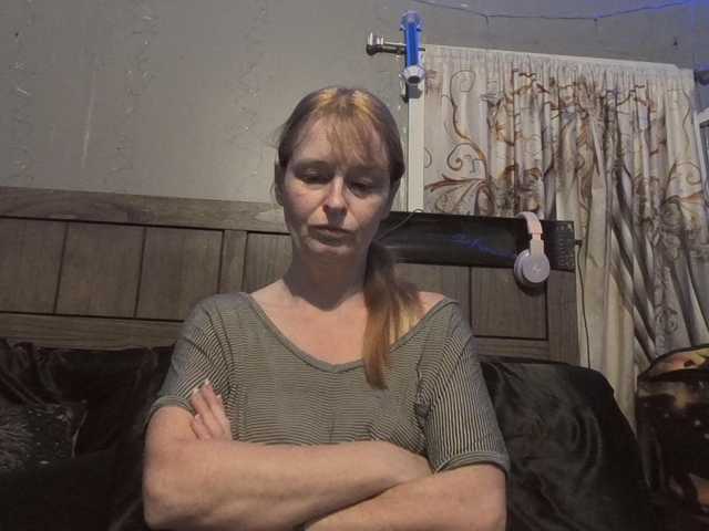 Pizzedwife live cam on BongaCams