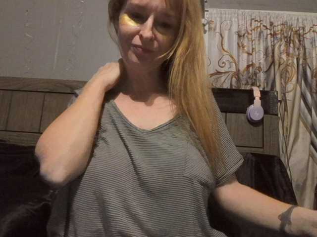 Pizzedwife live cam on BongaCams