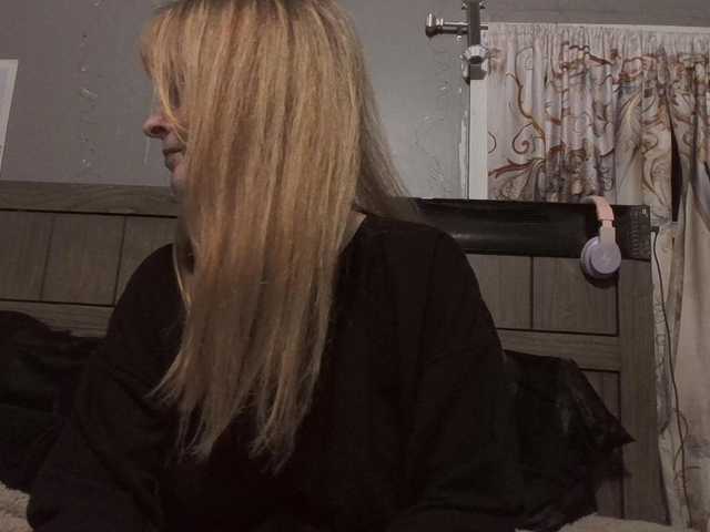 Pizzedwife live cam on BongaCams