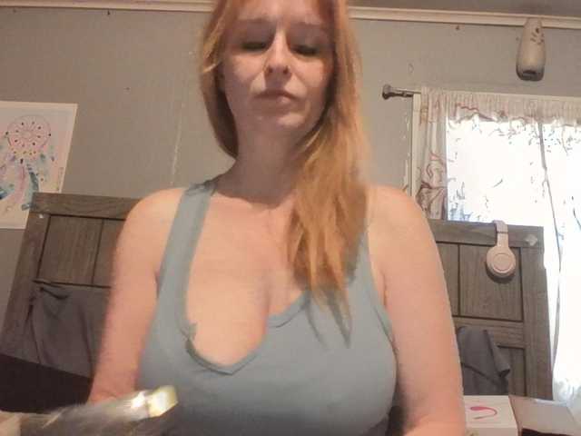 Pizzedwife live cam on BongaCams