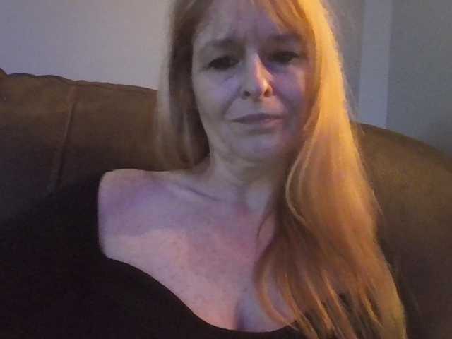Pizzedwife live cam on BongaCams