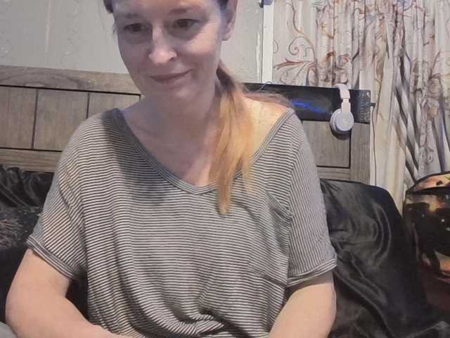 Pizzedwife live cam on BongaCams