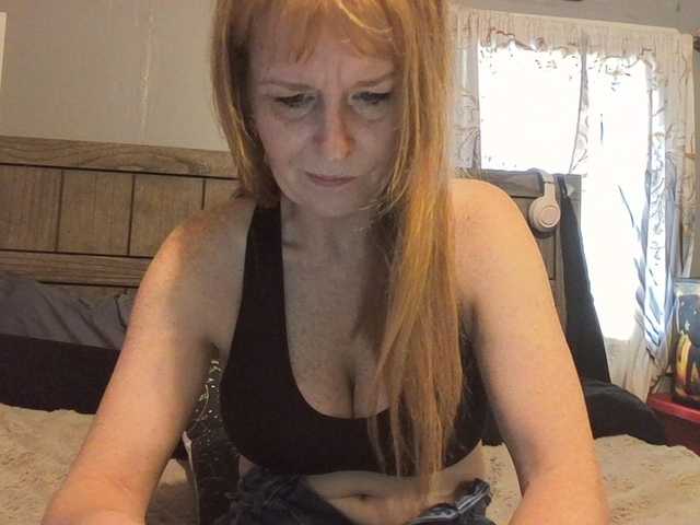 Pizzedwife live cam on BongaCams