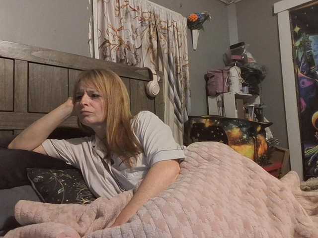 Pizzedwife live cam on BongaCams