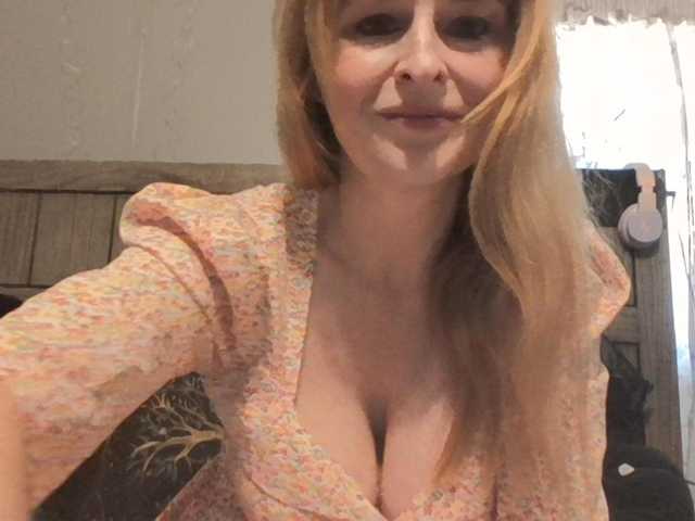 Pizzedwife live cam on BongaCams